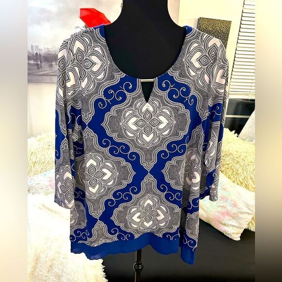 Elegant Blue and White Patterned Women's Top - Picture 1 of 7